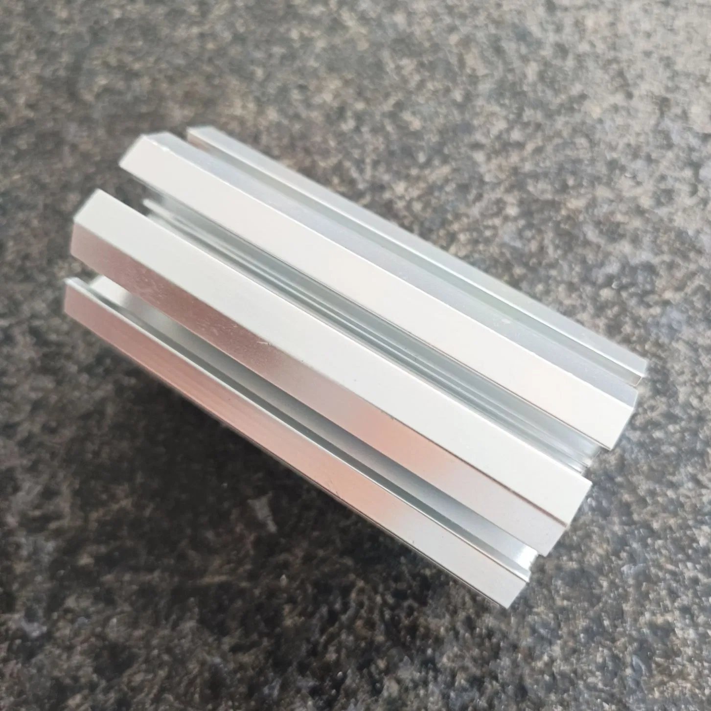 Multi Edges and Corners Structure Aluminum Profiles for Display Exhibition Column Connections