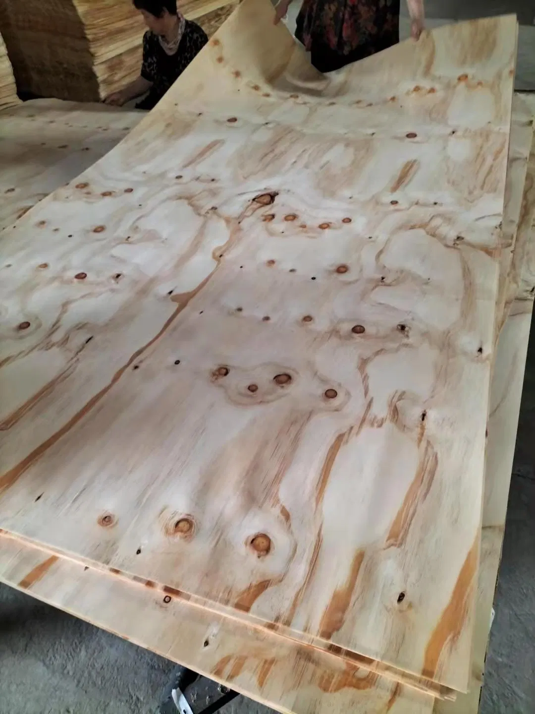 1.7mm Pine Veneer Plywood European Oak American Walnut Sawn Toplayer Floor Sliced Veneer Lamella Floor for Flooring