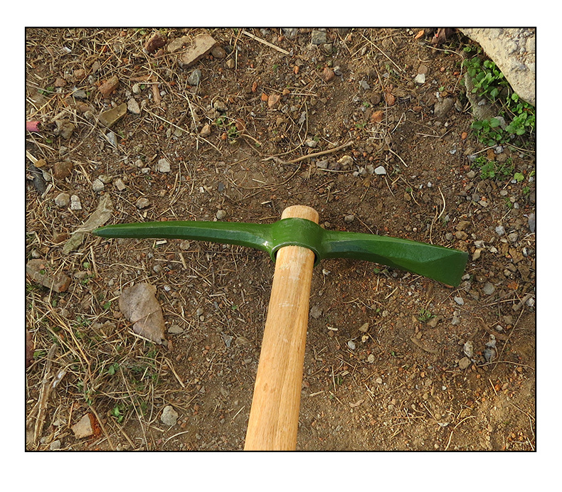 Outdoor Multifunctional Pickaxe with Hoe Mn Steel Cross Pickaxe for Digging Soil and Trees