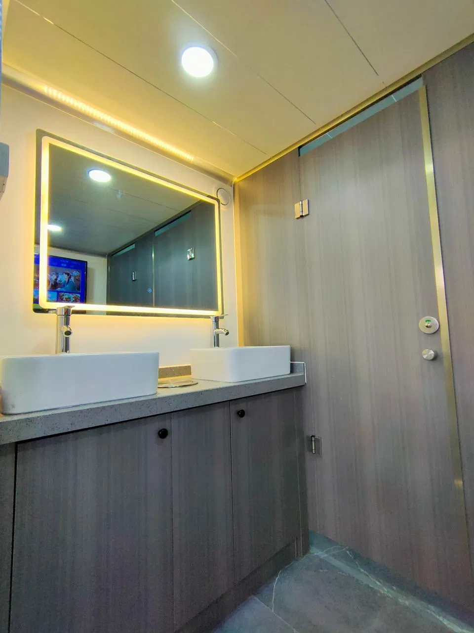 High Quality Luxury Restroom Convenient Portable Washroom Toilet Trailers for Camping