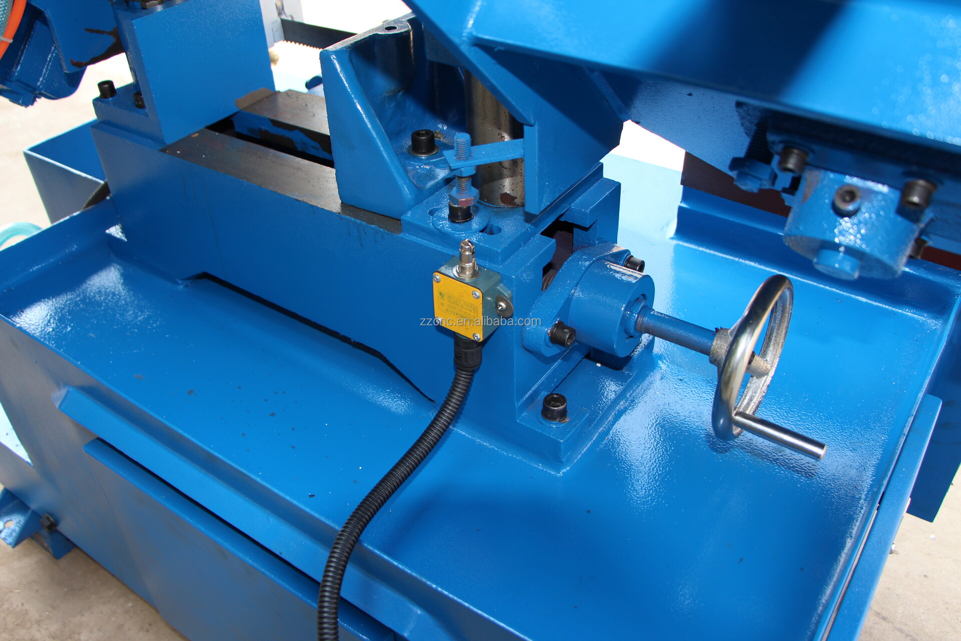 Станок ленточнопильный горизонтальный гидравлический по металлу GB4220