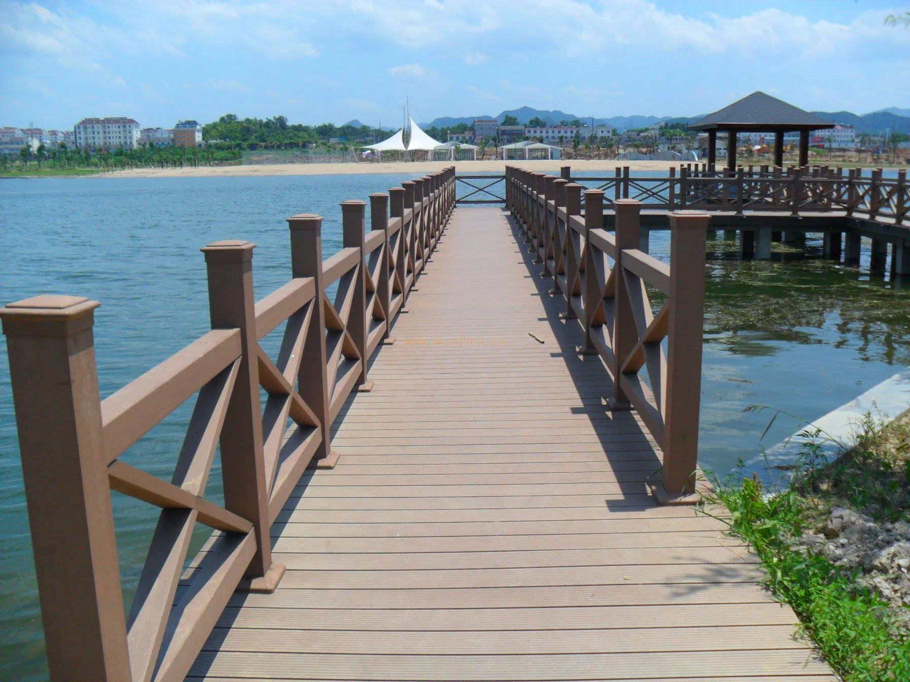 on Sale Wood Plastic Composite Garden Outdoor Fence WPC Fencing Railing