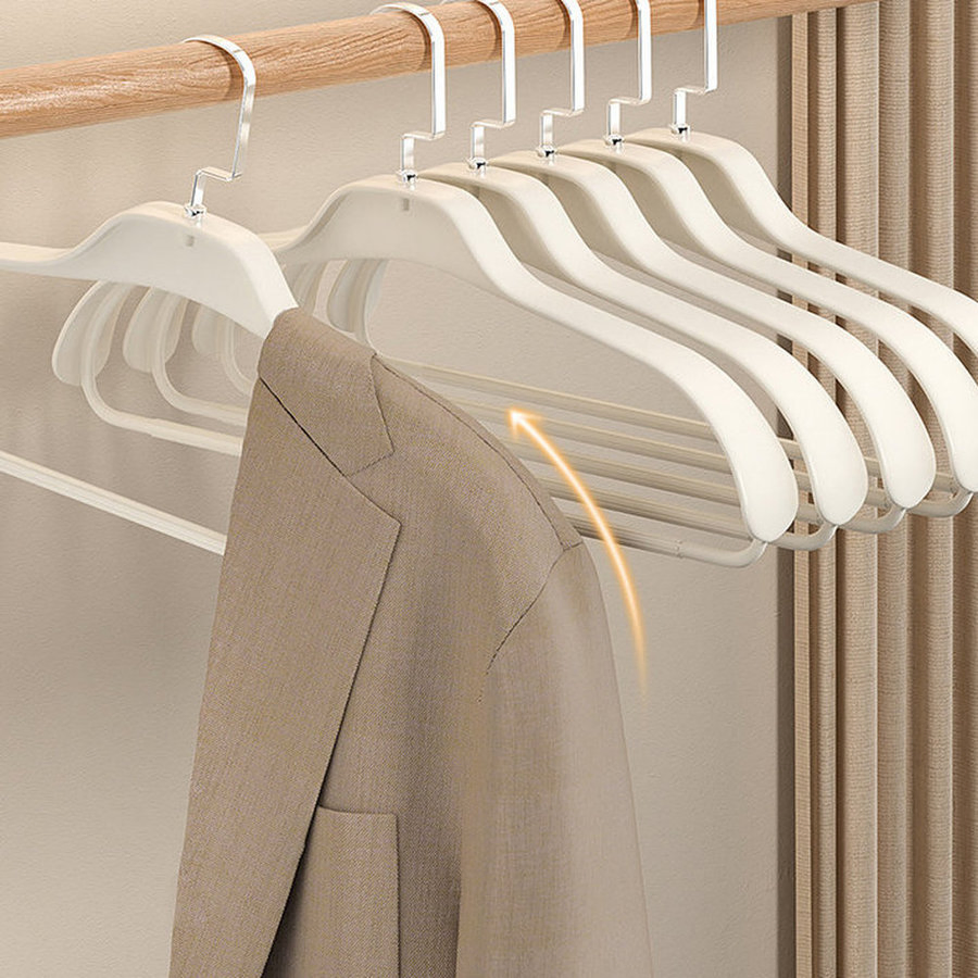 Пластиковая вешалка для одежды с широкими плечиками