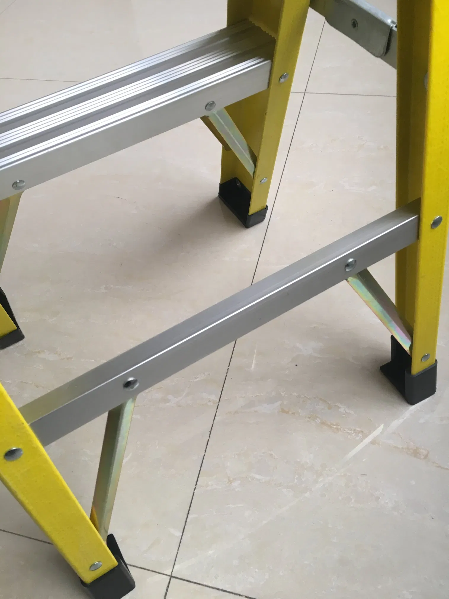 Professional Insulated Fiberglass Folding Ladder for High Voltage Tasks