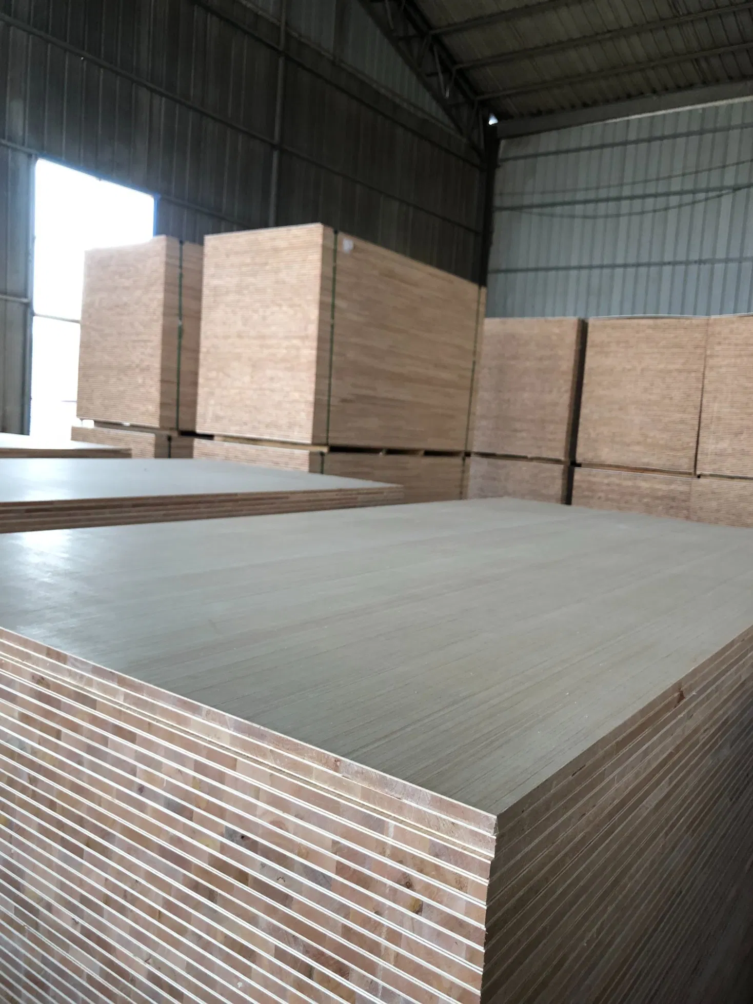 Hot Sale 1220*2440mm Falcata/Pine Hardwood Core Melamine Paper Faced Blockboard for Furniture or Decoration