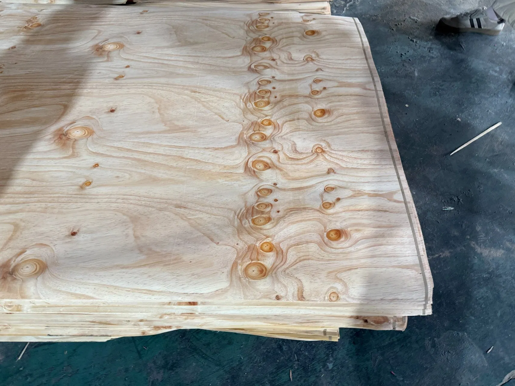 Versatile Log and Veneer Solutions for Home and Office Dé Cor