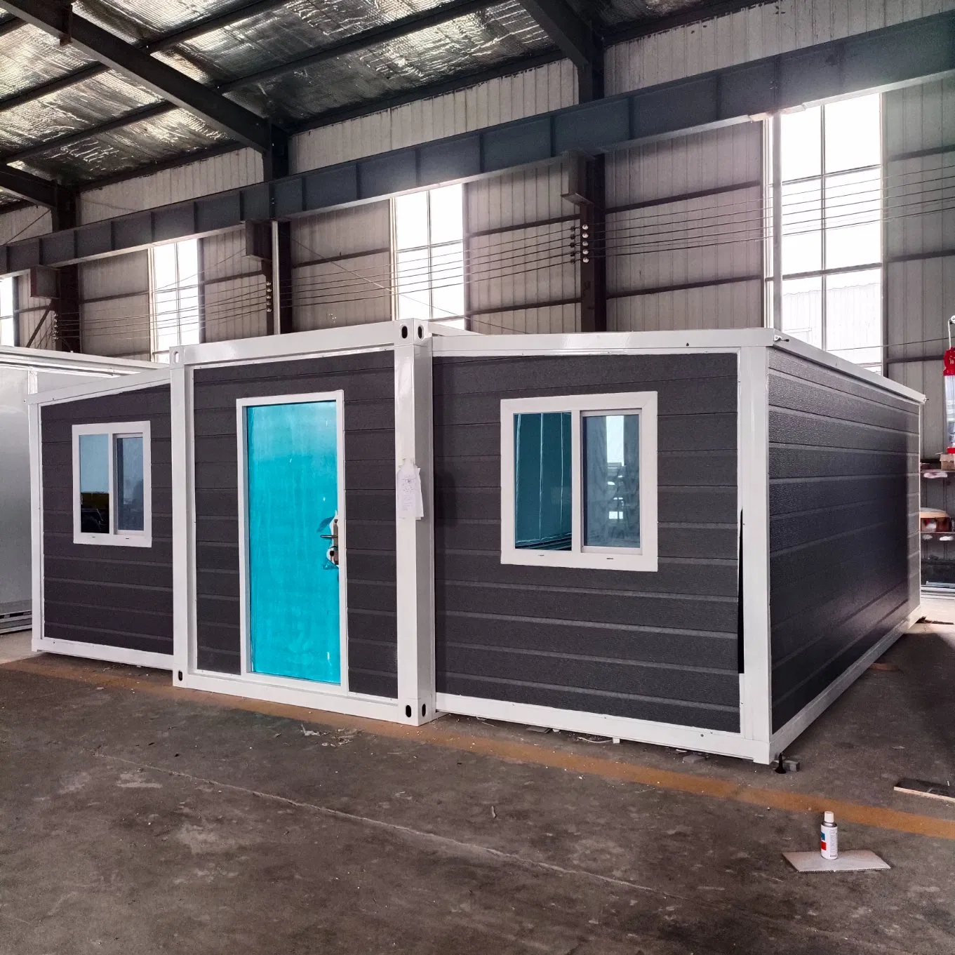 China Prefabricated Fully Equipped Glass Wall Portable Container Hotel House