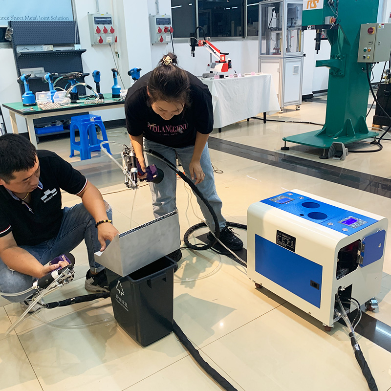 Автоматическая заклепочная машина с двойной подачей